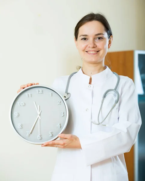 Kvinnlig läkare som påminner om tidpunkten för utnämningen — Stockfoto