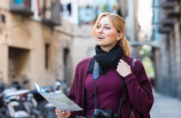 Blond mladá dívka drží mapu a hledá svou cestu — Stock fotografie