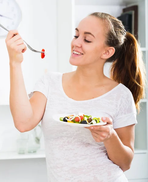 Dziewczyna jedzenie sałatki warzywnej — Zdjęcie stockowe