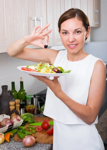 Young woman preparing salad — Stock Photo, Image
