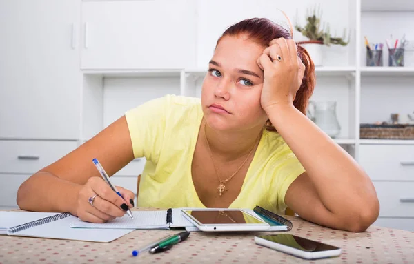 Aburrido adolescente estudiando — Foto de Stock