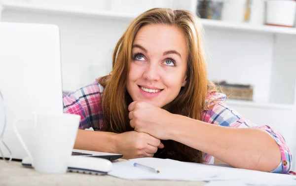 Retrato de la mujer joven whith ordenador portátil — Foto de Stock