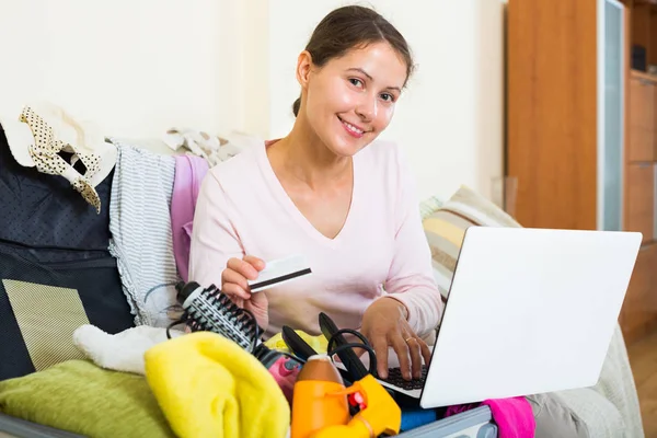 Brunette packing luggage — Stock Photo, Image