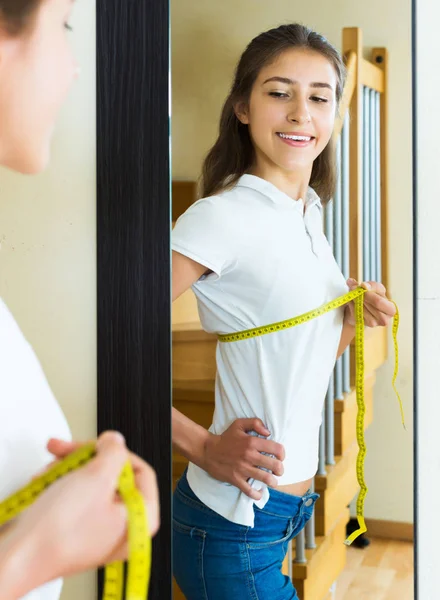 Dívka měří své tělo — Stock fotografie