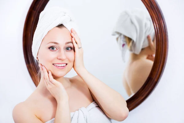 在镜子前洗澡后的女人 — 图库照片
