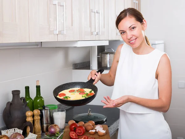 Cheerful woman fried eggs — Stock Photo, Image