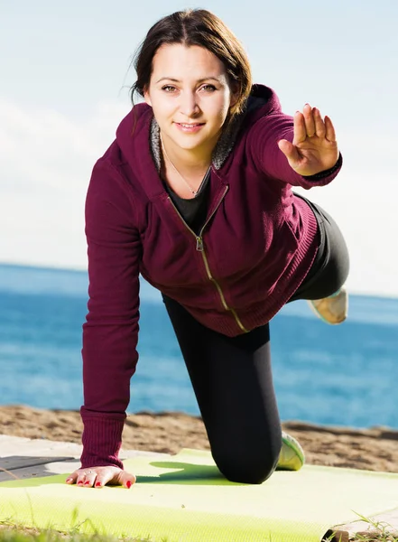 Kvinna som tränar på stranden — Stockfoto