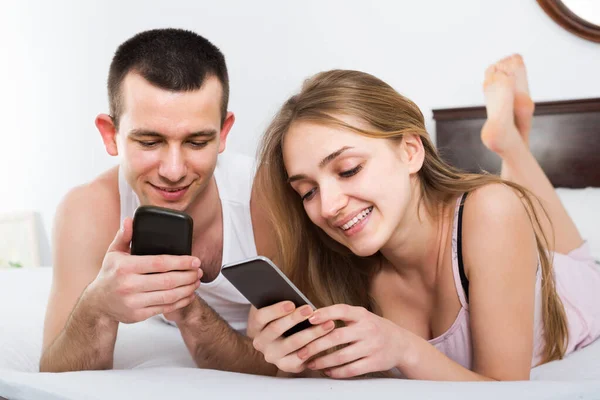 Adultos redes sociales con teléfonos —  Fotos de Stock