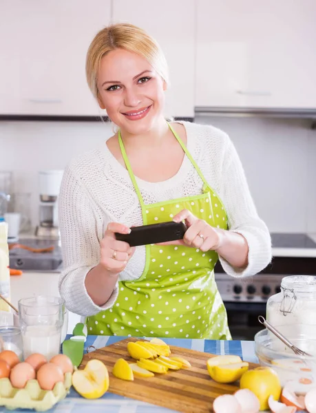 Donna che fa selfie in cucina — Foto Stock