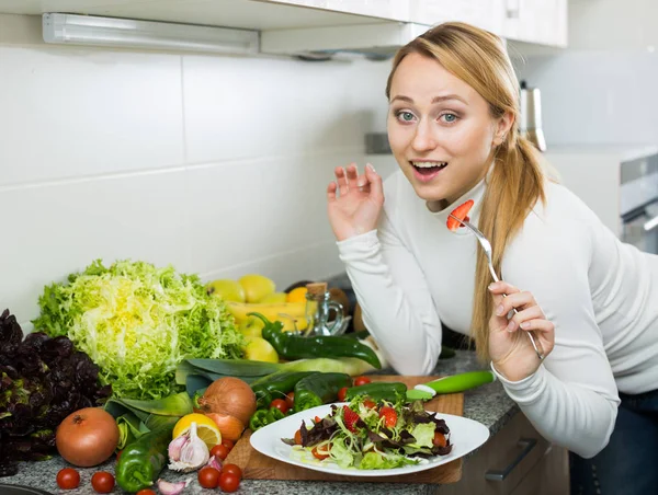 Chica rubia alegre comiendo ensalada —  Fotos de Stock