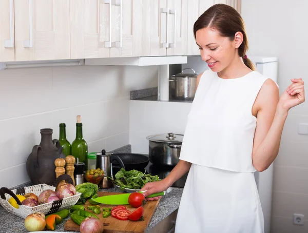 Donna che serve insalata — Foto Stock