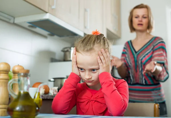 Frustrierte Frau beschimpft kleines Mädchen — Stockfoto