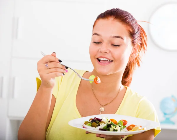 Meisje die salade eet — Stockfoto