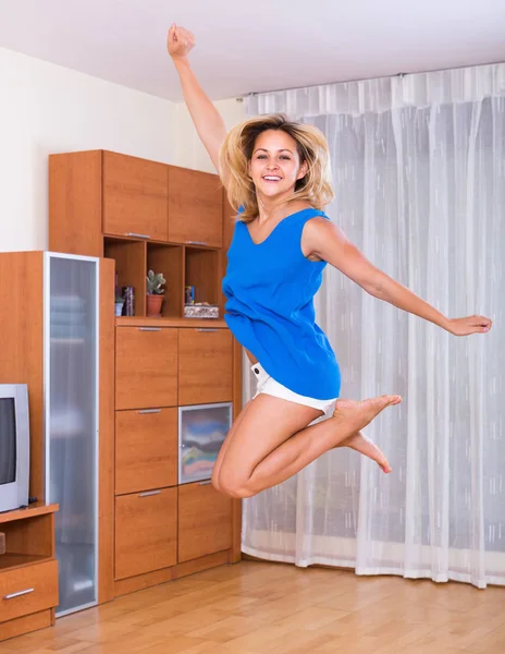 Flickan hoppar hemma — Stockfoto
