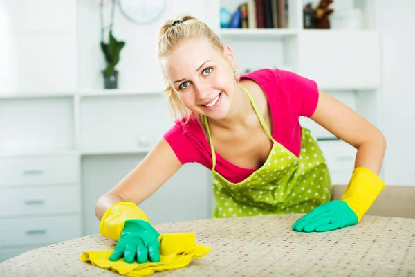 Mulher limpando superfícies dentro de casa — Fotografia de Stock
