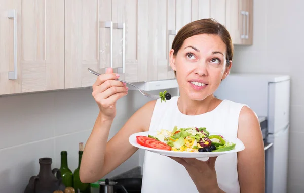 Cheerful woman eating salad — Stock Photo, Image