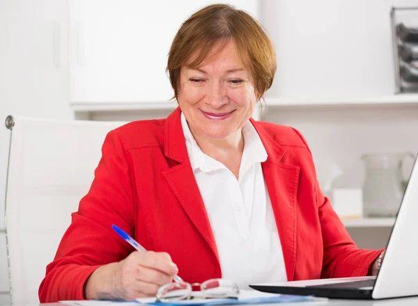 Vrouwen die productief werken — Stockfoto