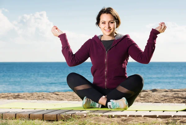 Girl exercising on exercise mat outdoor — Stock Photo, Image
