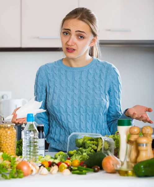 Frustrata giovane donna stanca di cucinare la cena — Foto Stock