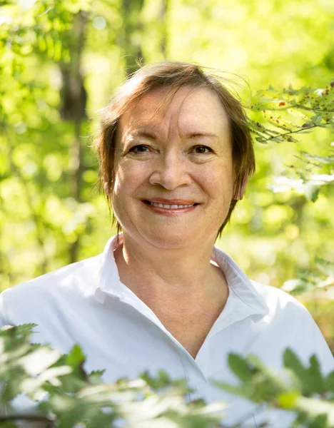 Woman who costs in wood — Stock Photo, Image