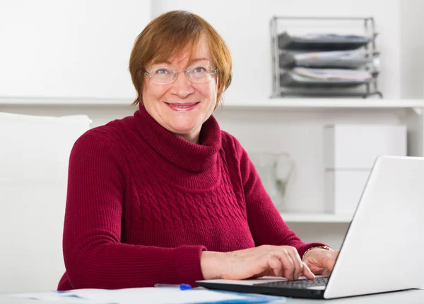 Frau arbeitet produktiv — Stockfoto