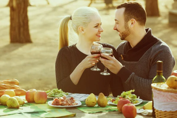 Echtgenoten het drinken van wijn aan tafel — Stockfoto