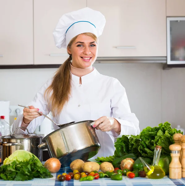 Professionele vrouwelijke kok bereidt soep in de keuken — Stockfoto