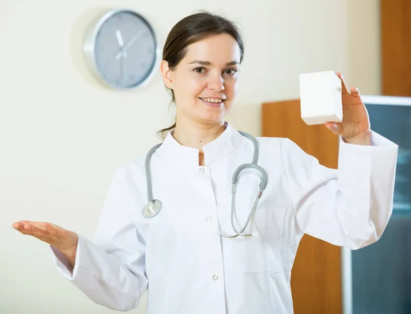 Médico profesional que ofrece un nuevo remedio en caja — Foto de Stock