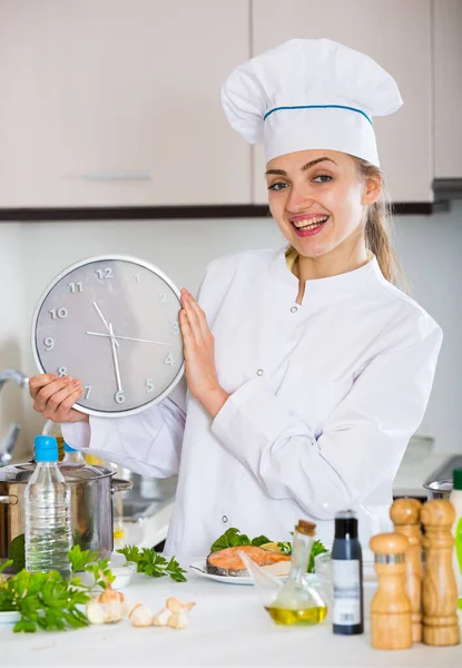 Female chef counting time down for cooling fish — Stock Photo, Image