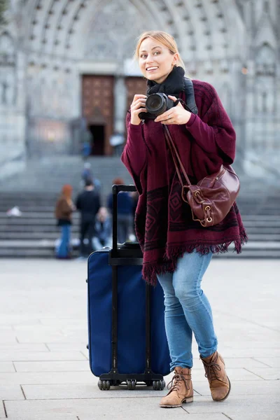 Menina tirando foto com câmera na cidade — Fotografia de Stock