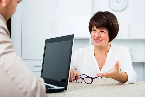 Journalist communicates with the wealthy woman — Stock Photo, Image