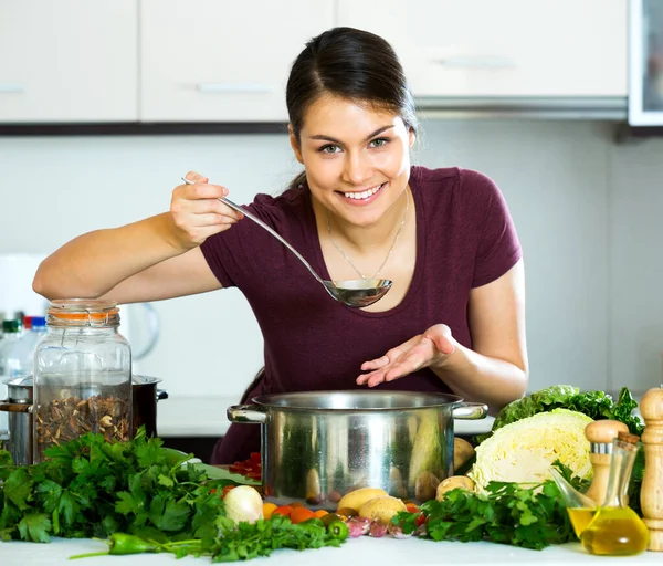 Glückliche Hausfrau bereitet vegetarisches Essen zu — Stockfoto