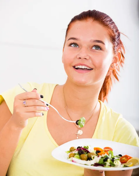 Chica disfrutando de ensalada —  Fotos de Stock