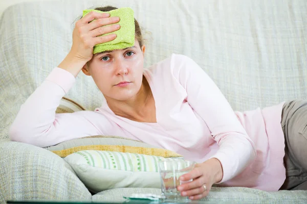 Donna con mal di testa a hom — Foto Stock