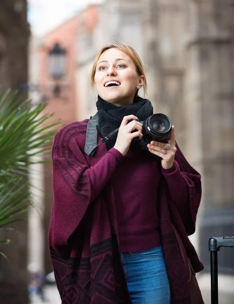 Jeune femme regardant et prenant des photos à l'extérieur — Photo