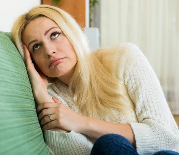 Mujer triste que sufre de problemas — Foto de Stock