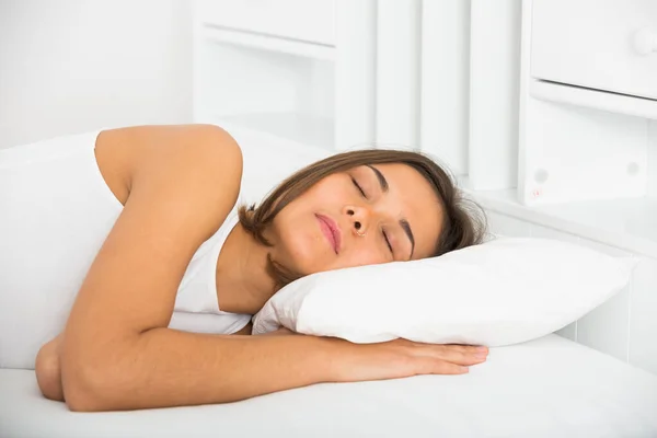 Kvinnan sover i sängen — Stockfoto