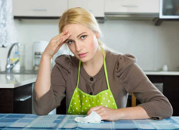 Traurige Frau sitzt in Küche — Stockfoto