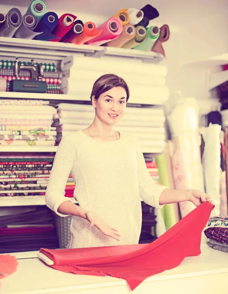 Female shopper searching for beverages — Stock Photo, Image