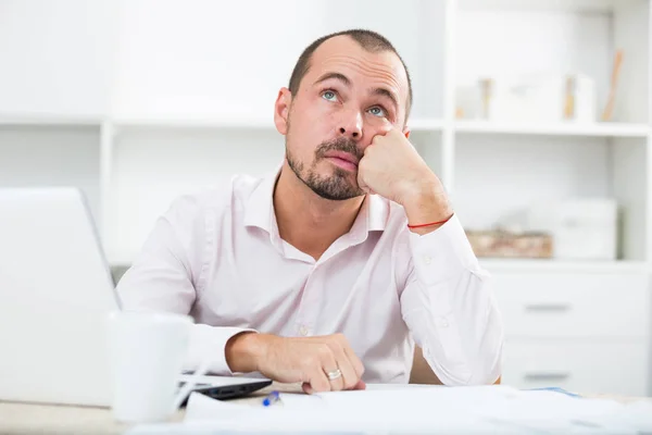 Missnöjd arbetstagare känner sig stressad — Stockfoto