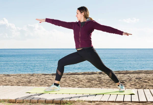 Pretty young woman training — Stock Photo, Image