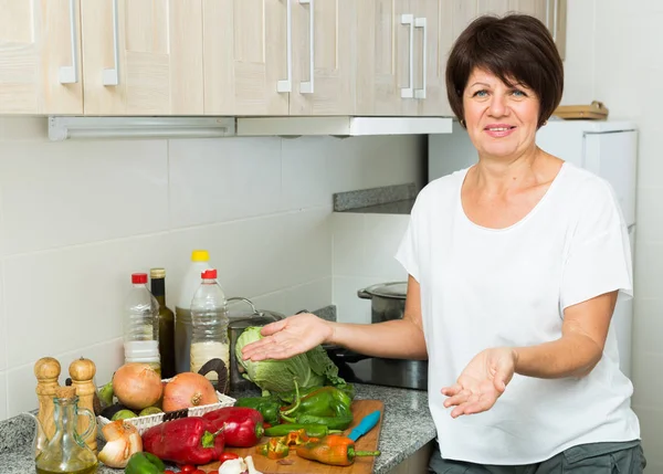 Mature woman salad — Stock Photo, Image