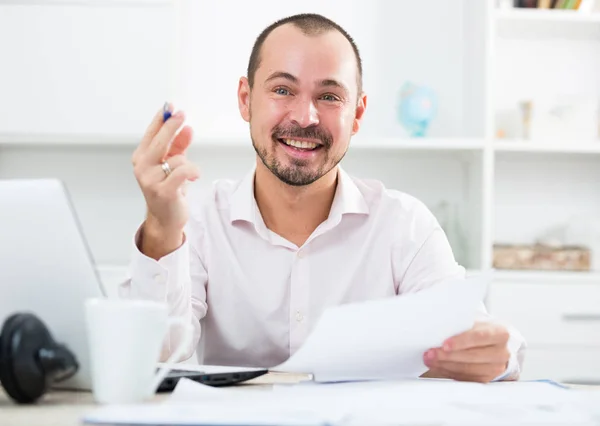 Positiver junger Mann im Amt — Stockfoto