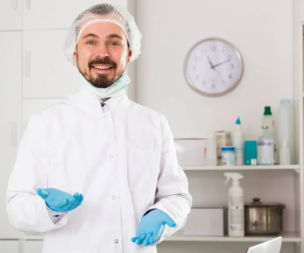 Male nurse preparing injection — Stock Photo, Image