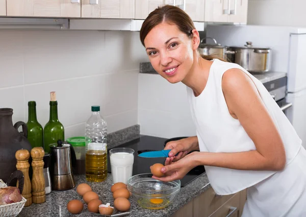 Omelet preparation on kitchen — Stock Photo, Image