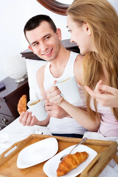 Felice uomo sorridente e fidanzata positiva con gustosa colazione — Foto Stock