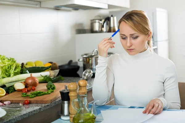 Mulher perturbada orçamento de cálculo na cozinha — Fotografia de Stock