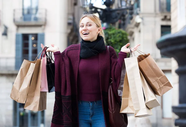 Girl holding shopping paper bags — Stock Photo, Image