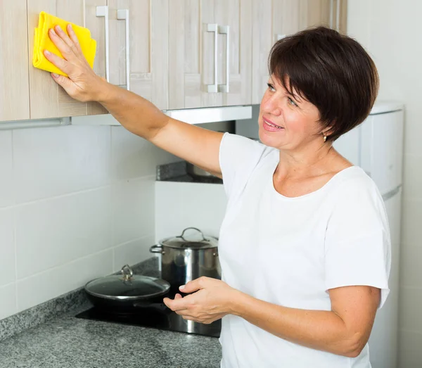 Mature woman cleaning — Stock Photo, Image