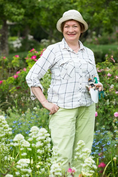 Mujer madura jardinero — Foto de Stock